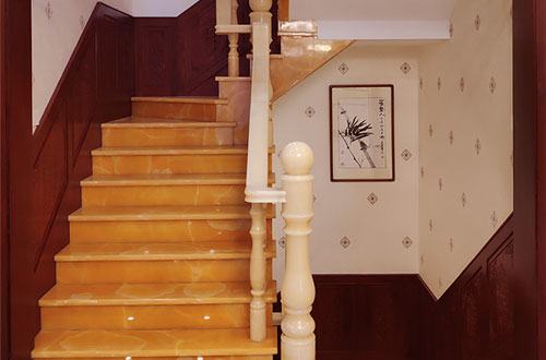 调楼镇中式别墅室内汉白玉石楼梯的定制安装装饰效果